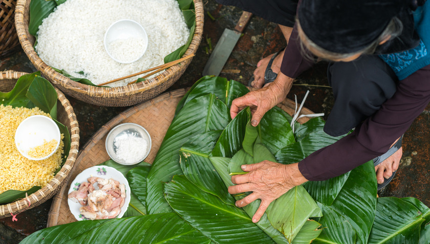 Bánh chưng là món bánh truyền thống vào ngày Tết Nguyên đán. Bánh chưng gồm các nguyên liệu chính là gạo nếp, đậu xanh, thịt lợn và được gói bằng lá dong