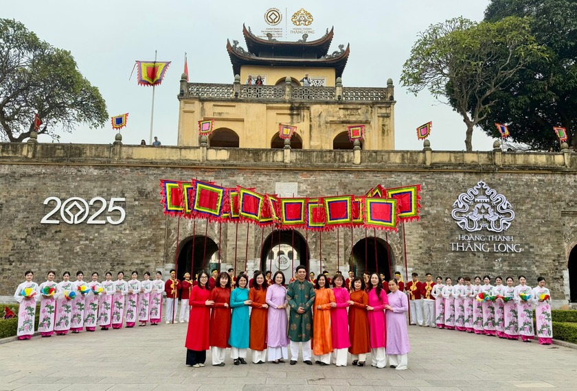 Trong Hoàng cung Thăng Long xưa, vào dịp Tết đến Xuân về, những nghi lễ được tổ chức tôn nghiêm, trang trọng thể hiện sự hưng thịnh của quốc gia, sự bình an, no ấm cho nhân dân