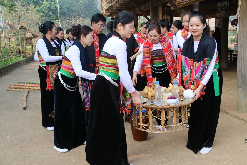 Hội đón sấm, theo tục lệ từ xa xưa, khi có tiếng sấm đầu tiên trong năm rền vang, ấy là lúc bản làng người Thái vào hội