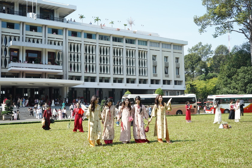 Những địa điểm nổi tiếng như Dinh Độc Lập, phố Ông Đồ (Nhà Văn Hóa Thanh Niên), Bưu điện Thành phố, hay khu vực chợ Bến Thành vẫn là lựa chọn hàng đầu của giới trẻ