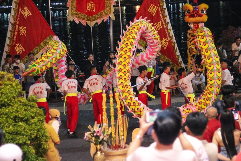 Những chú lân, rồng với màu sắc rực rỡ uốn lượn trên các tuyến phố, mang lại không khí Tết tràn ngập niềm vui và phấn khởi