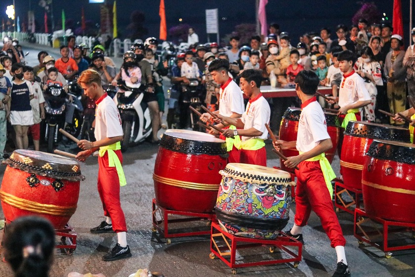 Tiếng trống giòn giã và những màn múa lân uyển chuyển là minh chứng sống động cho nét đẹp trường tồn của văn hóa Việt Nam