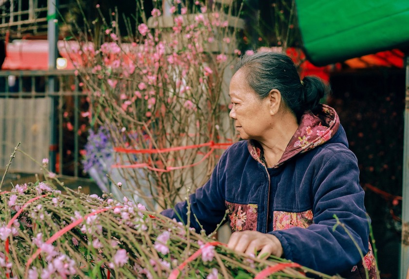 Các tiểu thương tại chợ hoa tất bật chuẩn bị những bó hoa tươi gửi đến tay khách hàng