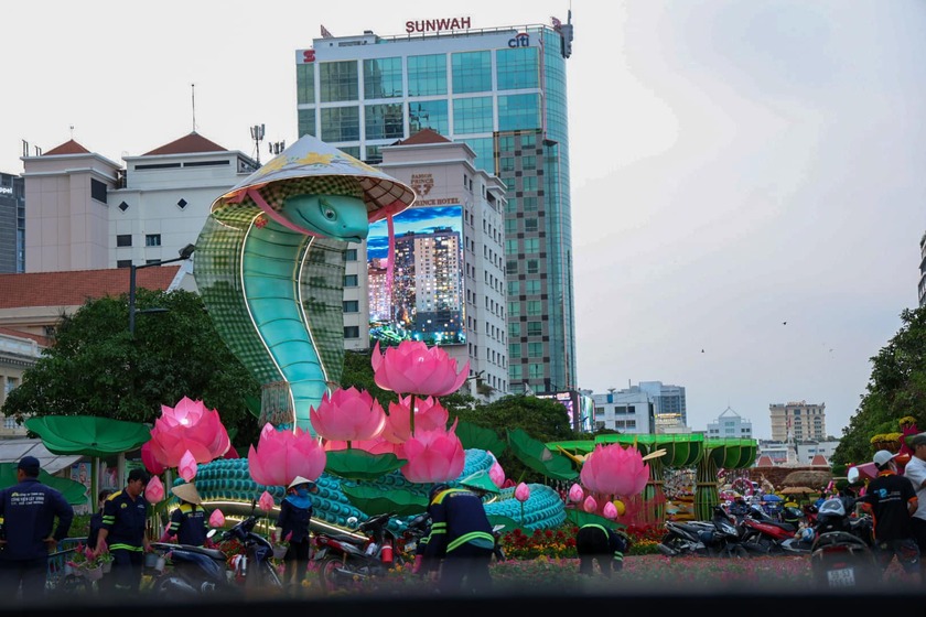 Linh vật Nàng Tỵ duyên dáng với chiếc nón lá và khăn rằn Nam Bộ, tạo điểm nhấn đặc biệt ở cuối đường hoa