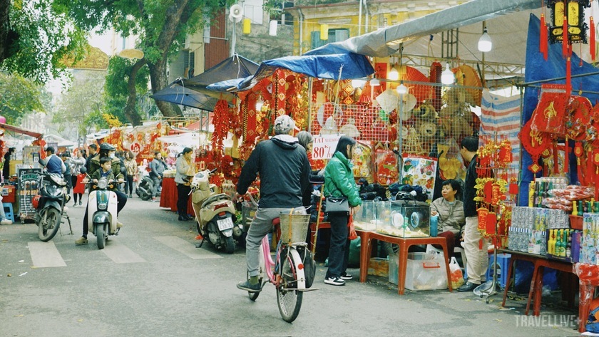 Thói sắm sửa bây giờ không chỉ để ban thờ được xum xuê, mà còn cốt trưng diện sự “phát đạt” của mỗi nhà