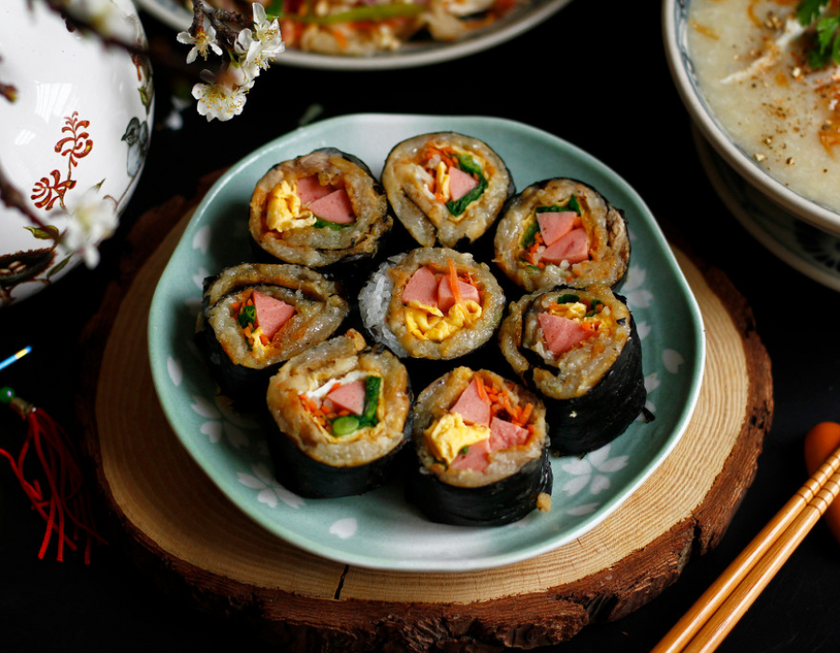 Kimbap bánh chưng là món ăn độc đáo, được làm bằng những nguyên liệu đơn giản như bánh chưng, giò, chả, dưa chuột,… 