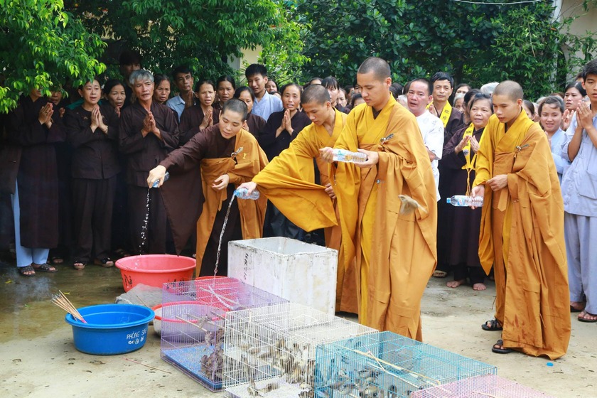 Rằm tháng Giêng diễn ra từ giữa đêm 14 (đêm trước trăng rằm) đến hết ngày 15 (đêm trăng rằm) của tháng Giêng âm lịch