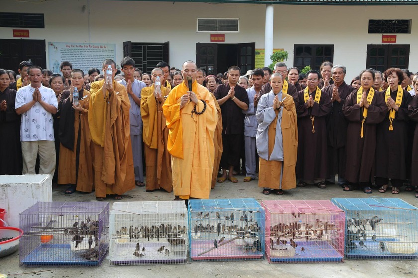 Vào ngày này, các gia đình sẽ cùng nhau đi chùa, bày mâm cỗ cúng để tỏ lòng thành kính với Phật và tổ tiên của mình, đồng thời, cầu mong may mắn, phước lành