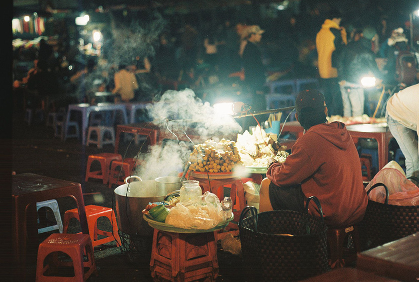 Không chỉ là thiên đường ẩm thực mà còn là nơi du khách có thể cảm nhận rõ nhất nhịp sống về đêm của thành phố mộng mơ