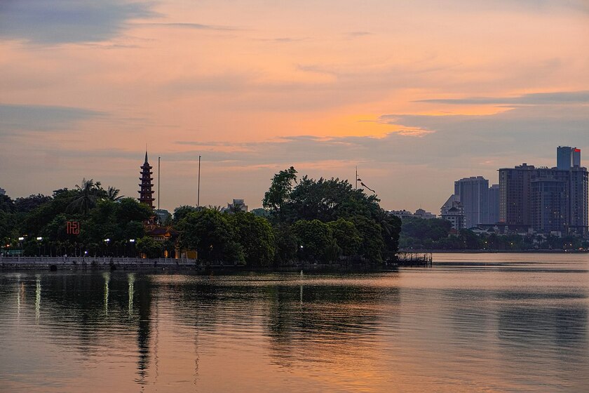 Ngoài ra, bạn có thể rủ người yêu đi dạo, đạp xe hay ngắm hoàng hôn buông xuống trên mặt hồ hay chụp hình cùng nhau để lưu lại những khoảnh khắc lãng mạn khó quên