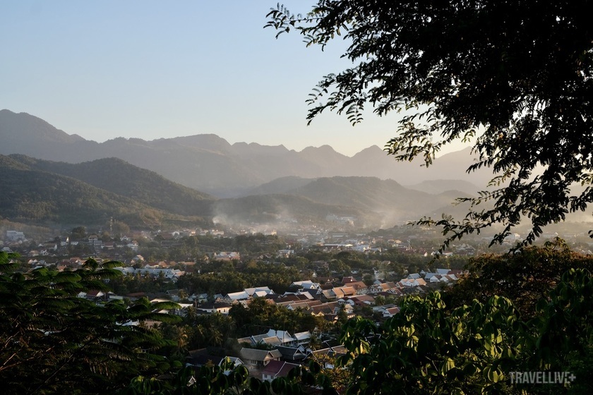 Những “mái ngói” chùa chiền Luang Prabang nhìn từ đỉnh Phousi