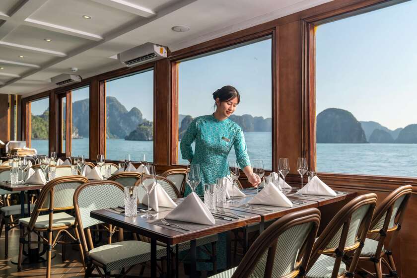 Chất lượng dịch vụ được bảo chứng từ thương hiệu Ambassador Cruise