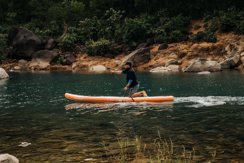 Chèo SUP trên hồ trái tim, nhảy thác, tắm mình trong làn nước trong xanh – trải nghiệm khó quên tại Đệ Nhất Thác