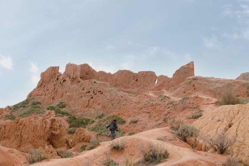 Charyn Canyon hiện lên với những vách đá đỏ sừng sững, được ví như Grand Canyon của Trung Á