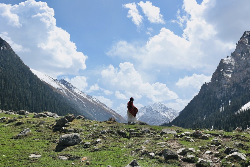 Điểm nhấn của chuyến đi chính là những cung đường trekking qua các hồ nước xanh biếc, những hẻm núi đỏ rực và thảo nguyên trải dài bất tận