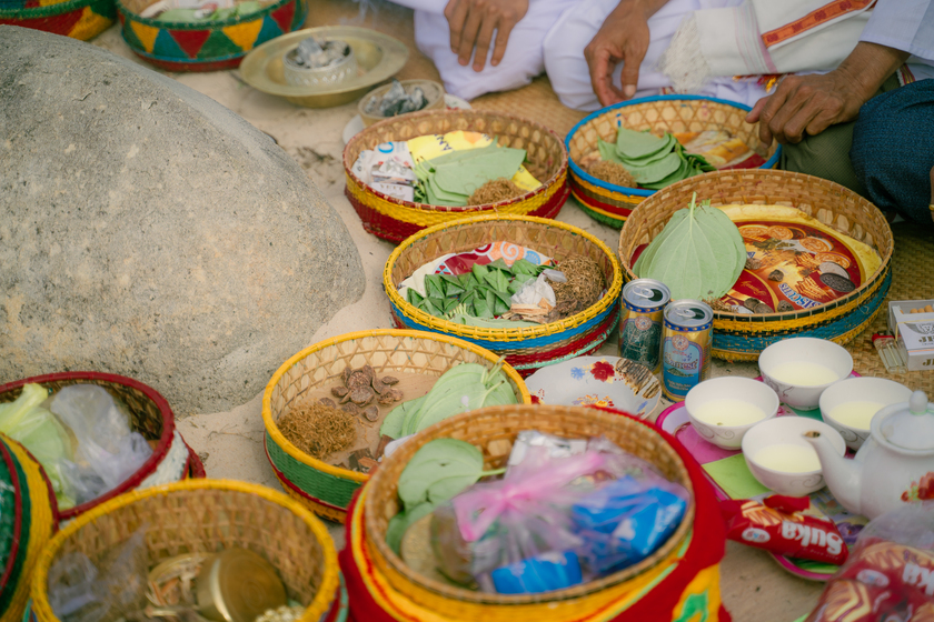 Những lễ vật giản dị như trầu cau, nước thánh được đặt lên mộ, thể hiện lòng thành của con cháu với tổ tiên