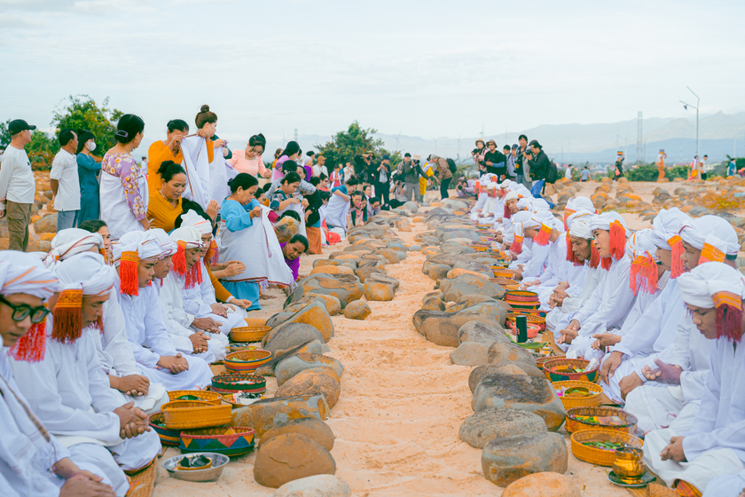 Lễ cúng trước mộ của người Chăm tại Ninh Thuận