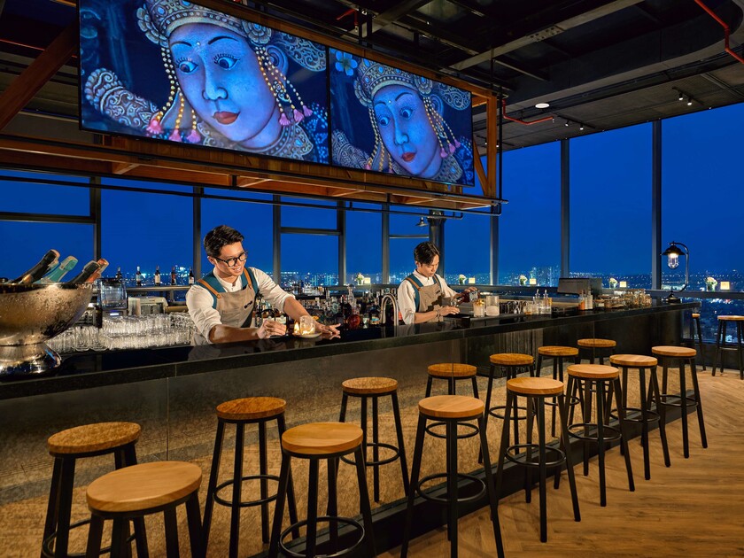 Up & Above Rooftop Bar, điểm hẹn giao lưu và kết nối sôi động tọa lạc trên tầng 32