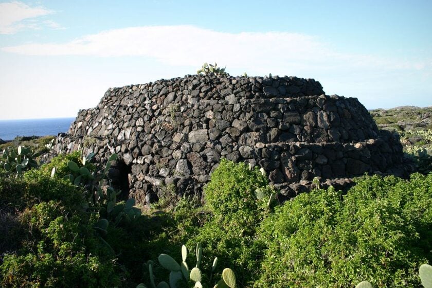 Sesi - di tích lịch sử đảo Pantelleria từ thời kì đồ đá mới, dùng làm mái vòm tang lễ