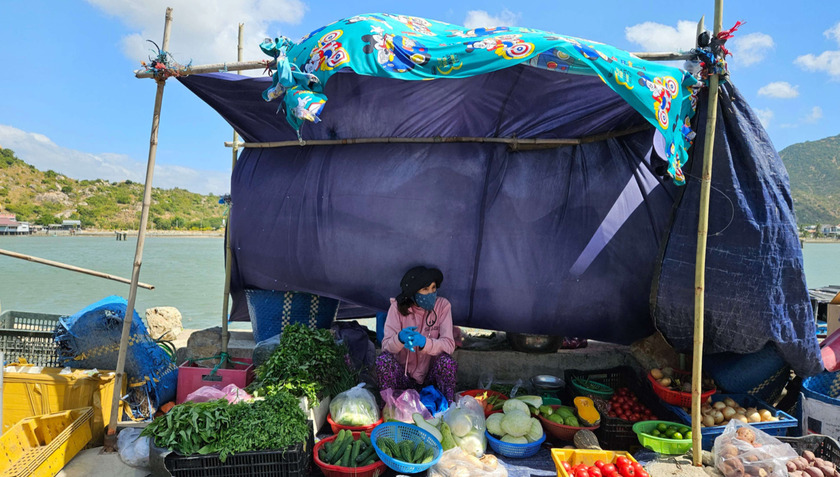 Hiếm có một khu chợ quê nào lại nằm ở địa thế có phong cảnh tuyệt đẹp như vậy