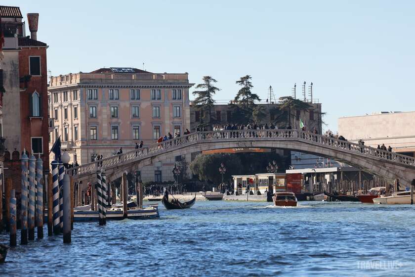 Không giống bất kỳ thành phố nào khác, Venice là một kỳ quan xây dựng trên hơn 100 hòn đảo nhỏ, nối với nhau bằng 400 cây cầu và hơn 170 con kênh lớn nhỏ