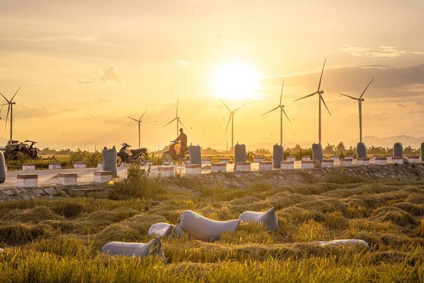 Những trụ turbine gió cao vút, sừng sững giữa trời xanh, như những người khổng lồ đang vươn mình đón gió