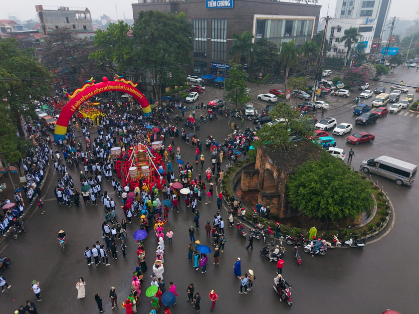 Rước kiệu Thánh Mẫu đi qua trung tâm TP Tuyên Quang thu hút hàng nghìn người dân và du khách tham gia.