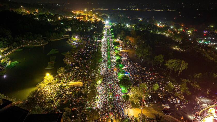 Dưới chân núi Bà Đen (Tây Ninh), đám đông du khách trên mọi nẻo đường đổ về tham gia Hội Xuân núi Bà Đen được tổ chức hàng năm