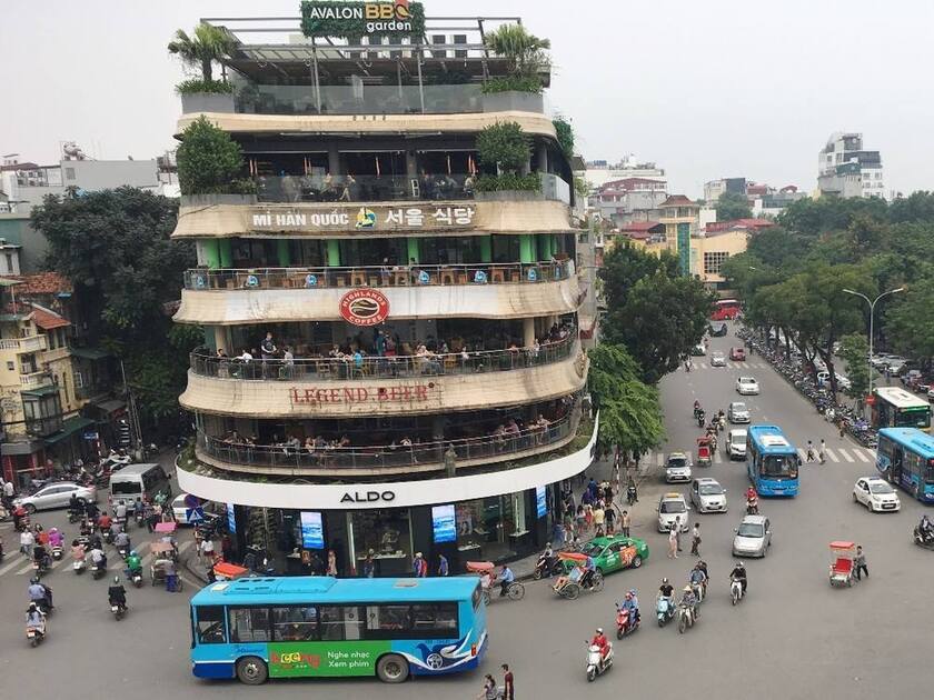 Trước thông tin Hà Nội muốn phá bỏ tòa nhà Hàm cá mập (phố Đinh Tiên Hoàng, Hoàn Kiếm), nhiều người tò mò về công trình ngự giữa 