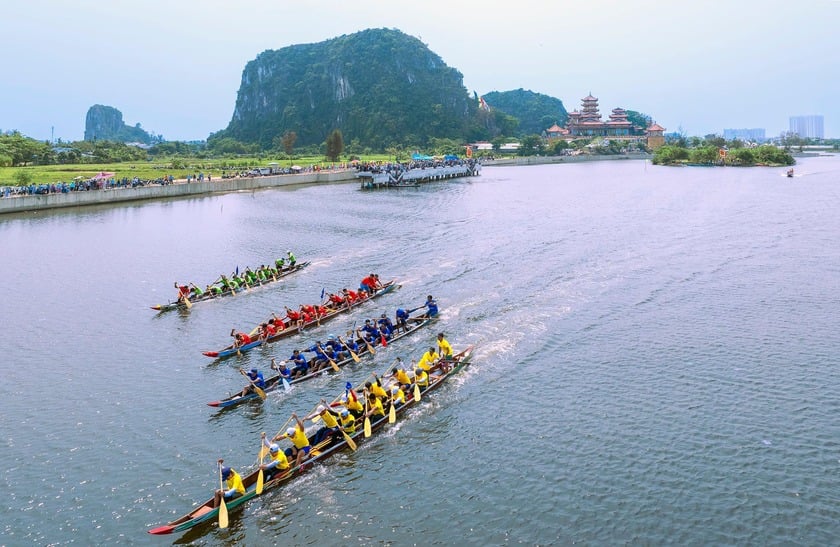 Song song với phần lễ là phần hội rộn ràng và sinh động, mang đậm bản sắc văn hóa dân gian xen lẫn hơi thở hiện đại như hội đua thuyền truyền thống, hội cờ làng, kéo co, thi đi cà kheo...