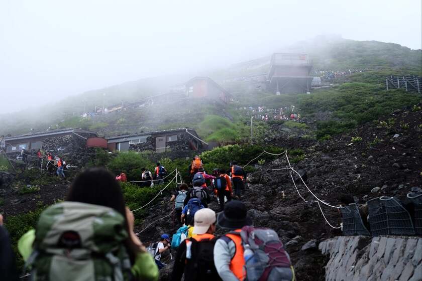 Lượng du khách quá đông đã gây áp lực lớn lên hệ sinh thái và cơ sở hạ tầng khu vực