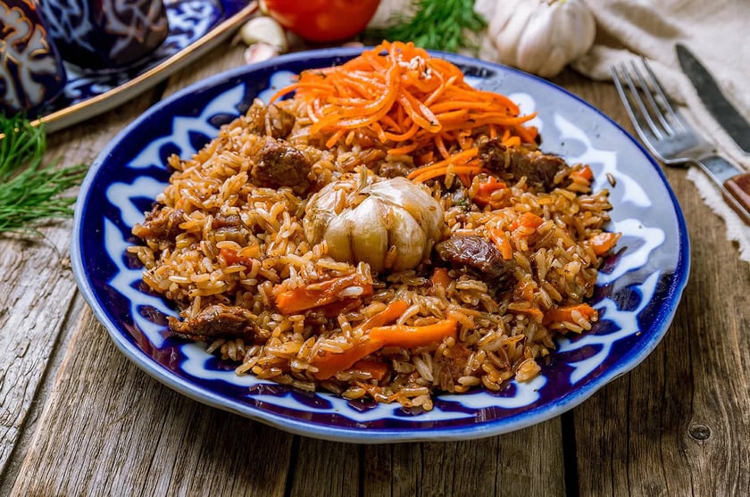 Plov, món cơm trộn với nhiều biến tấu về thịt, rau và gia vị của Uzbekistan và Azerbaijan