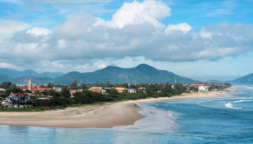 Là một trong những vịnh biển đẹp nhưng không quá đông đúc và hút khách du lịch như Nha Trang hay Mũi Né