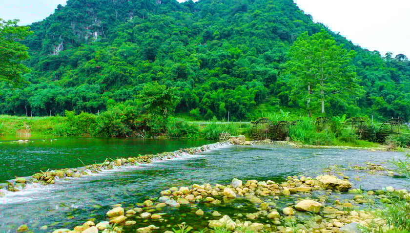 Cuộc sống chậm rãi, yên ả của đồng bào dân tộc Thái với những nếp nhà sàn truyền thống, những tiếng cồng chiêng vang vọng giữa núi rừng sẽ giúp du khách tạm gác lại những lo toan, bộn bề của cuộc sống hiện đại