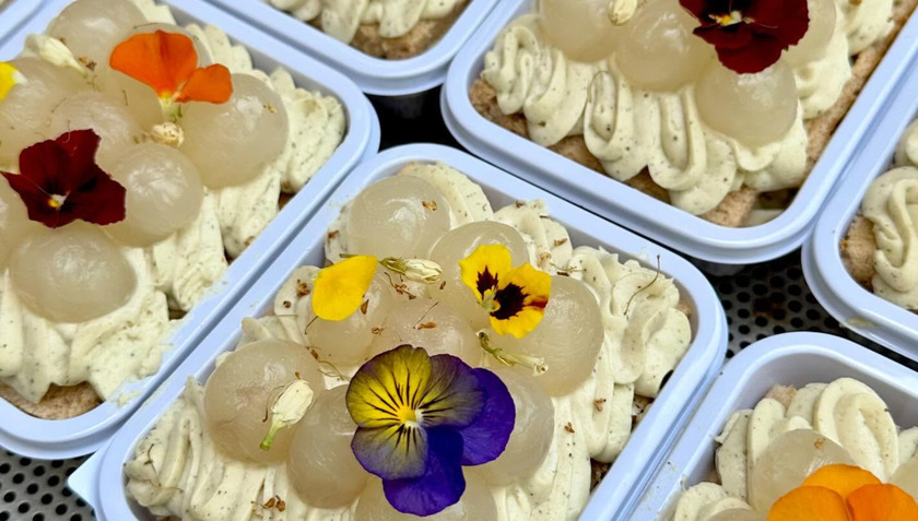 Để có được món bánh này người thợ phải tỉ mỉ từng công đoạn