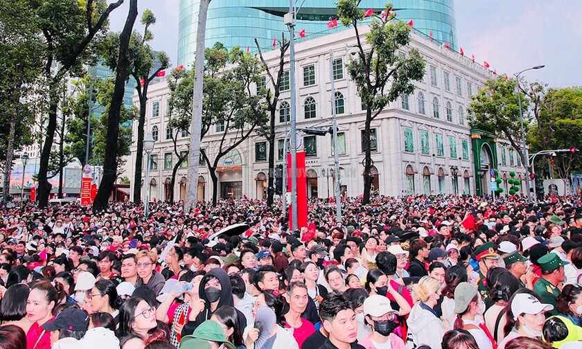 Dòng người tập trung về khu vực trung tâm Thành phố tạo nên một khung cảnh rực rỡ sắc màu, đậm chất hào hùng và trang trọng