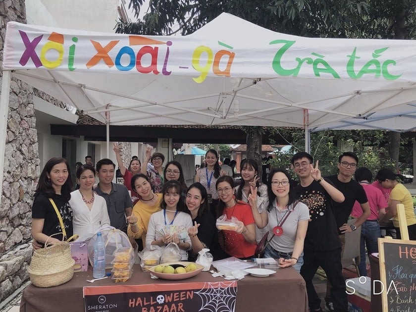 Các quầy hàng đa dạng và thủ công từ tấm lòng của Sheraton Hanoi và các bên tham gia khác