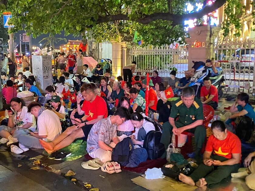 Từ chiều tối, các tuyến phố trung tâm như Nguyễn Huệ, Đồng Khởi, Lê Lợi... đã bắt đầu đông đúc người dân, du khách trong và ngoài nước.
