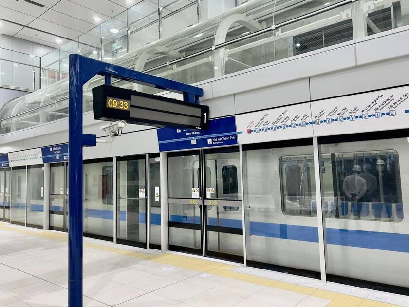 Trong hai ngày nghỉ lễ, tuyến tàu điện sẽ kéo dài thời gian hoạt động, tăng chuyến, đồng thời miễn vé cho khách đi khi dùng căn cước hoặc mã QR trên ứng dụng