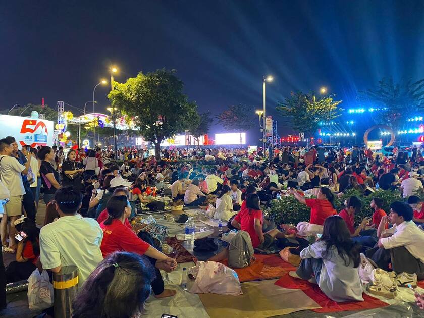 Dù lễ kỷ niệm 50 năm Ngày Giải phóng miền Nam diễn ra vào 6h30 ngày mai, nhưng từ chiều hôm nay hàng nghìn người dân đã đổ về các tuyến phố trung tâm TPHCM giữ chỗ đẹp chờ ngắm đoàn diễu binh đi qua