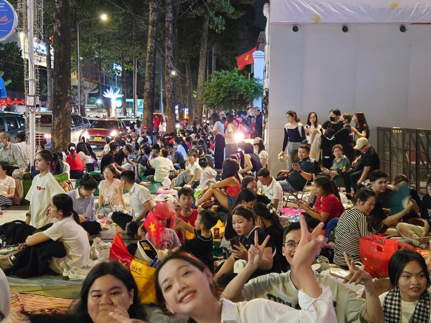 Trước đó, trong lễ tổng duyệt, nhiều người dân chia sẻ cảm xúc vui mừng, tự hào khi được chứng kiến các tiết mục biểu diễn của đoàn nghệ thuật và phần diễu binh, diễu hành hoành tráng thể hiện sức mạnh, tinh thần đoàn kết của toàn dân tộc