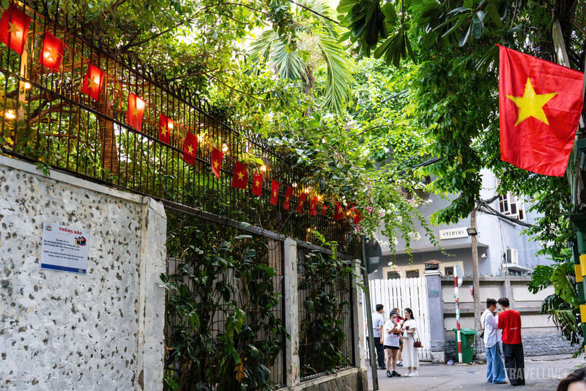 Con hẻm nhỏ sáng bừng bởi những lá cờ đỏ sao vàng