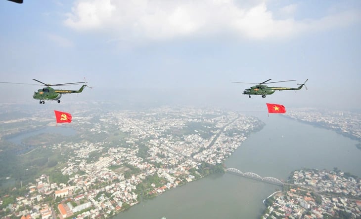 Những lá cờ đỏ sao vàng nổi bật trên bầu trời