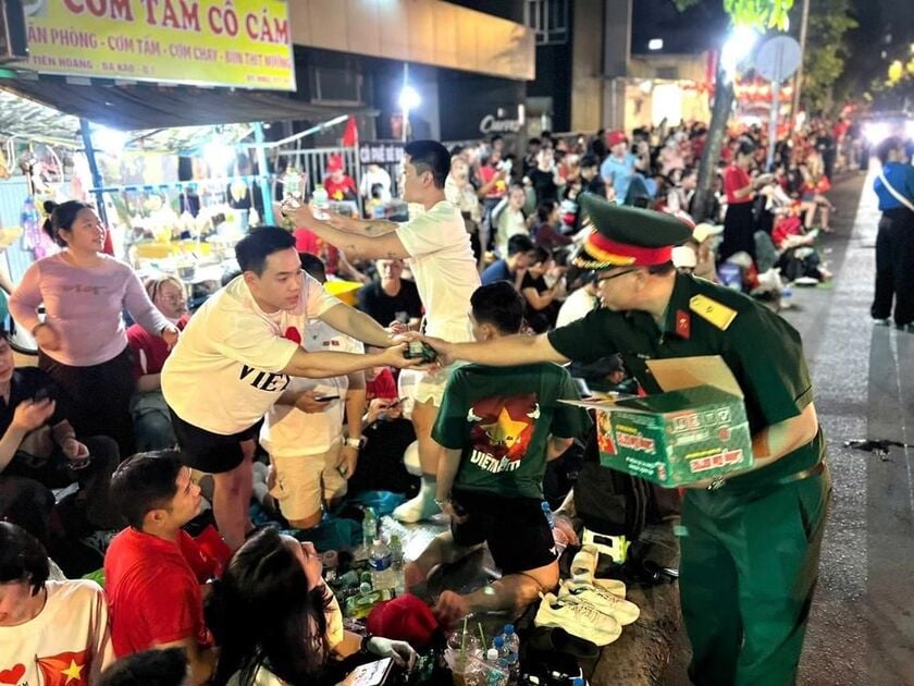Cán bộ, chiến sĩ Bộ tư lệnh TP Hồ Chí Minh mang nước ra từng vị trí ngồi của người dân, du khách để mời nước