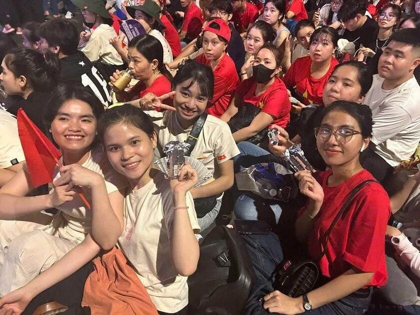 Nhiều người dân, du khách quyết định thức xuyên đêm, háo hức mong đợi chương trình diễu binh, diễu hành