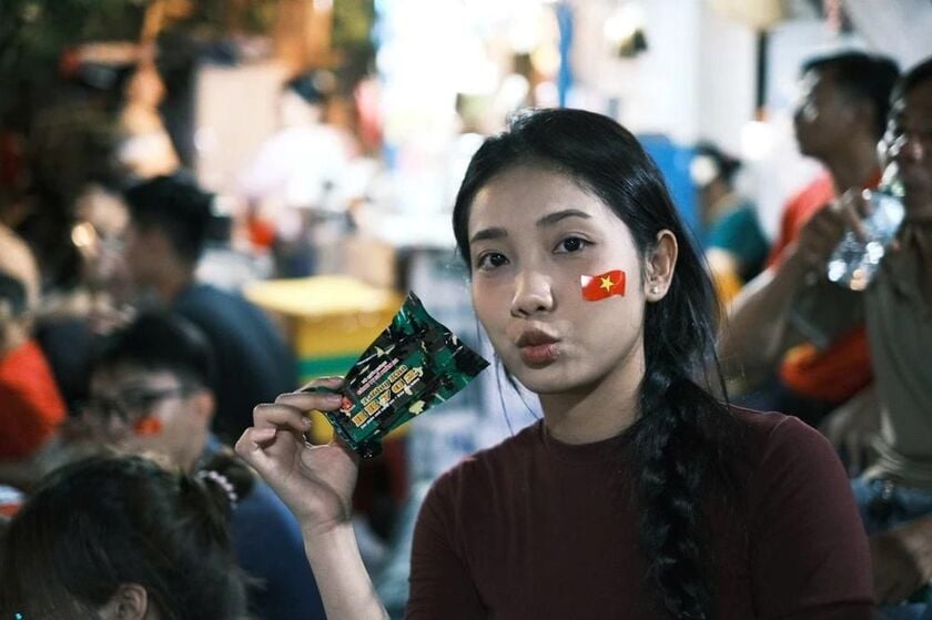 Những bạn trẻ hào hứng với món quà 