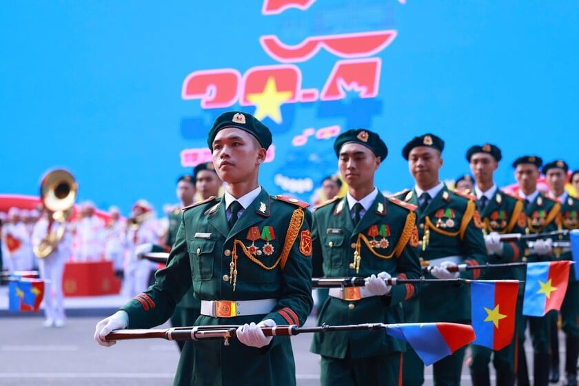 Màn súng kết hợp quân nhạc xếp hình nghệ thuật “Đất nước trọn niềm vui” do Đoàn Nghi lễ Quân đội, Trường Đại học Văn hoá Nghệ thuật Quân đội, Đoàn Văn công Quân khu 1, Đoàn văn công quân khu 3 , Đoàn văn công Quân khu 9 biểu diễn