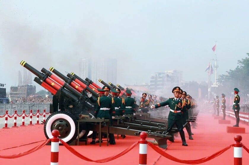 Nghi thức bắn pháo trong lễ chào cờ kỷ niệm 50 năm Giải phóng miền Nam, thống nhất đất nước