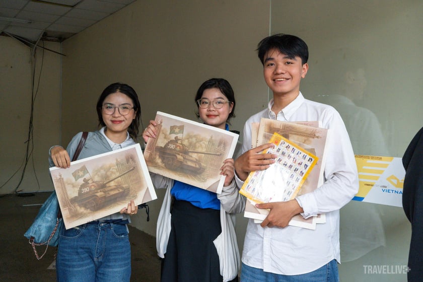 Thông qua những hành động thiết thực như check-in với phụ san Nhân Dân, sưu tầm bộ tem kỷ niệm, họ đang góp phần giữ gìn và lan tỏa giá trị lịch sử đến cộng đồng