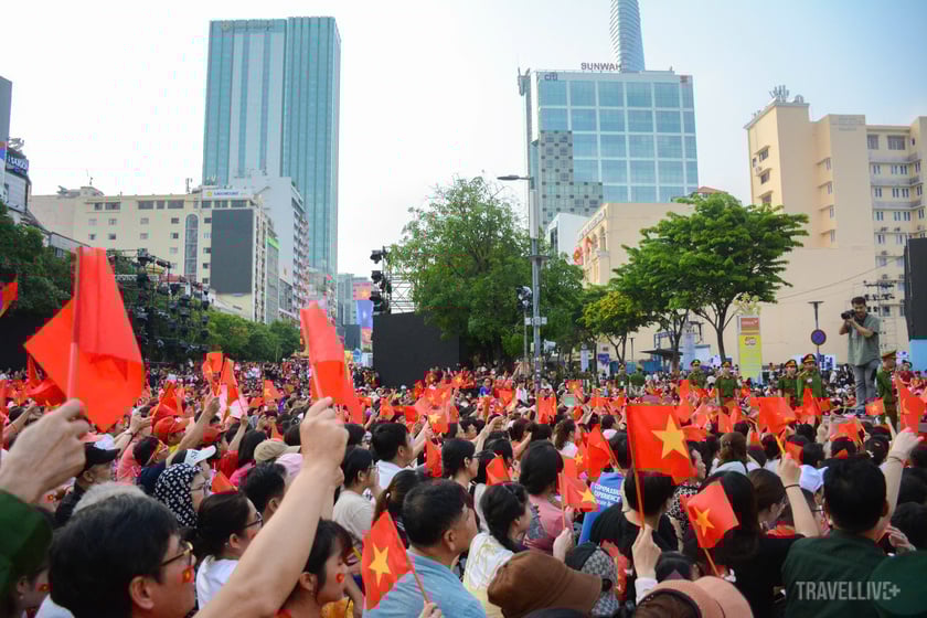 Người dân TP.HCM đổ ra các tuyến phố, rợp cờ hoa, hòa cùng không khí trang nghiêm của ngày hội thống nhất